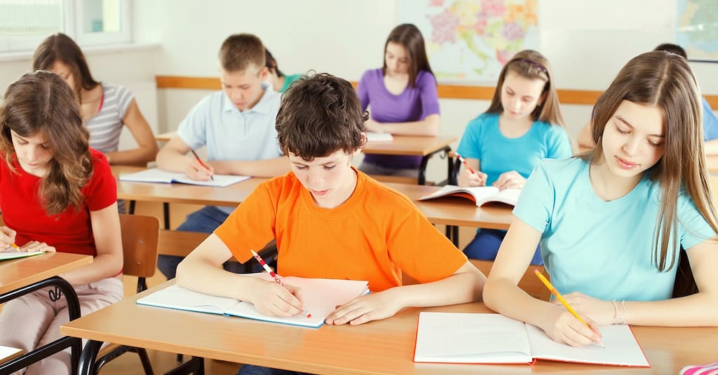 A2 Flyers考試準備圖示，展示聽力、閱讀、寫作和口語部分，幫助學生成功應考。