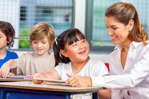 老師與學生在全英語教室中互動學習,展現耐心教學與全科能力養成