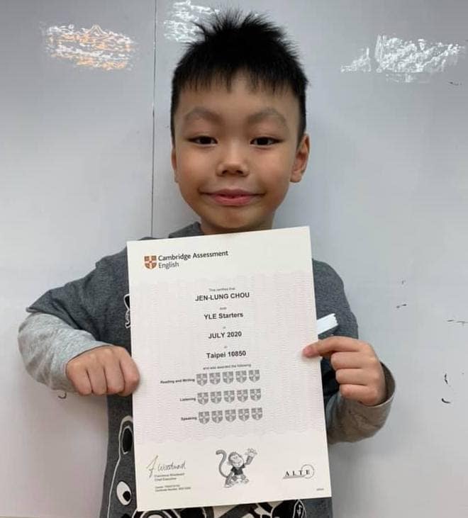 小男孩拿著劍橋英語 Starters 滿分證書,來自岑英美語菁英班的優秀學生。