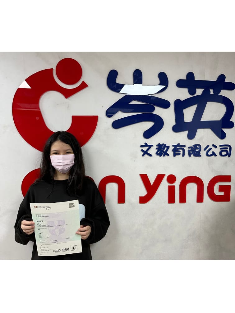 Pioneers 領航班學生 Angel 持劍橋 A2 Key for Schools 英語證書,慶祝她的英語學習成功。